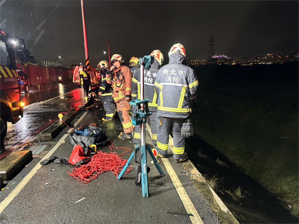 最新／天雨路滑！樹林29歲男「連人帶車」墜河堤　傷勢嚴重急救中