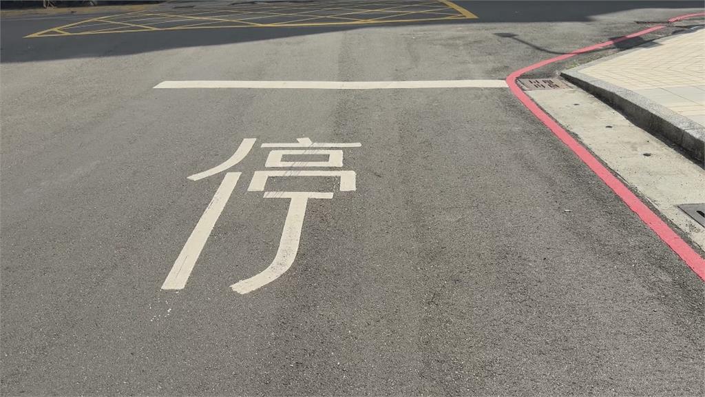 路口有「這個字」就要停! 騎士被警攔下開罰當街開噴