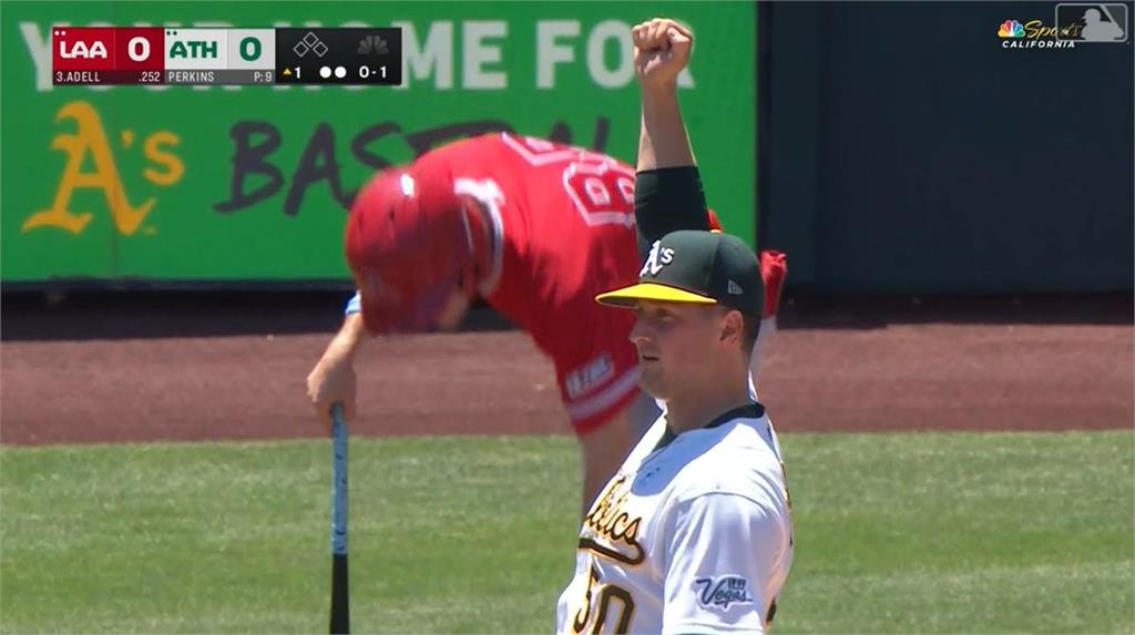 MLB(影)／奮不顧身沒收全壘打！運動家外野手湯瑪斯可望角逐年度最精彩接殺
