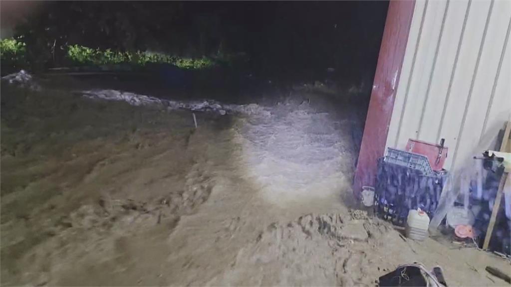 驚險！那瑪夏野溪暴漲沖刷民宅　湍急泥水流竄路面