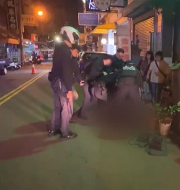 喝茫了！酒醉男鬧事　竟拿玻璃杯狠砸警員左臂濺血