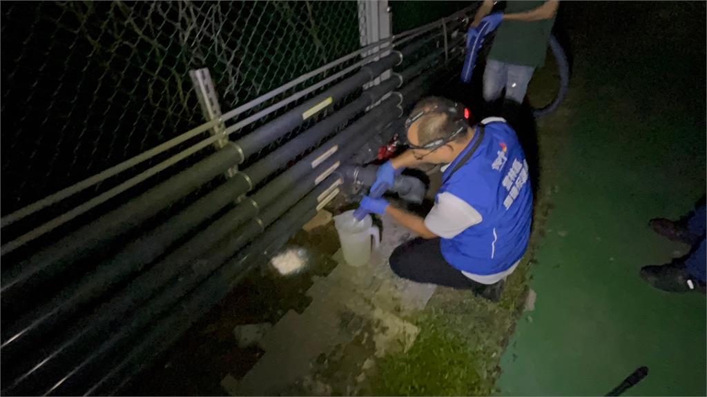 工廠趁雨偷排廢水 遭環保局當場抓包