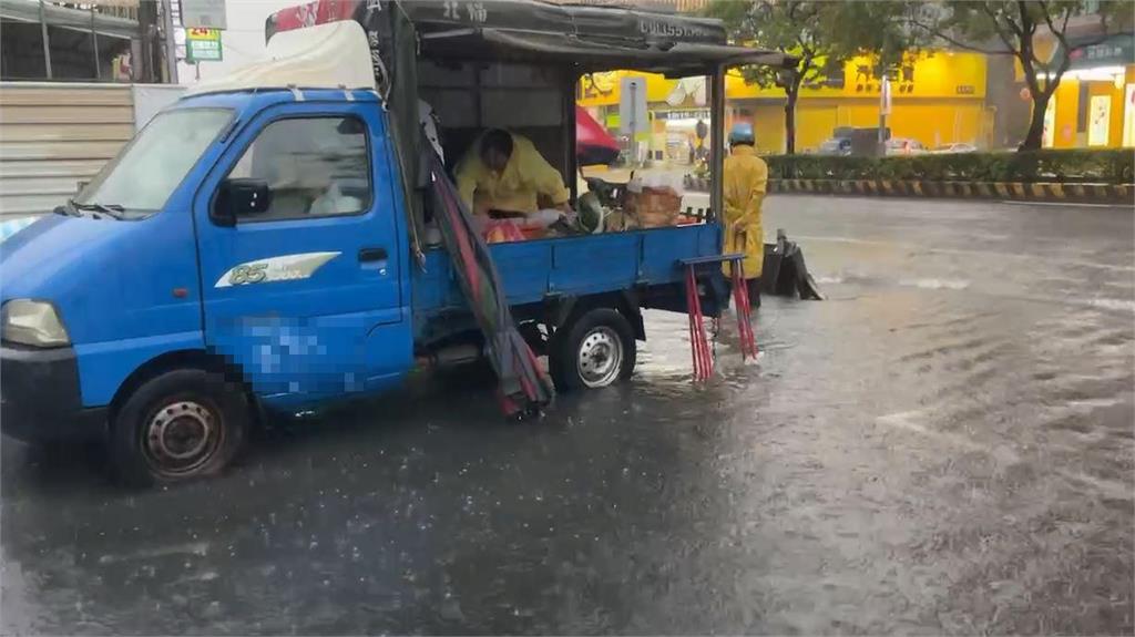 快新聞/雨彈升級!7縣市豪大雨特報 台南六甲暴雨畫面曝光