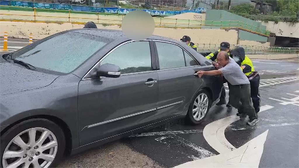 汽車拋錨受困地下道 警道路救援意外逮通緝犯