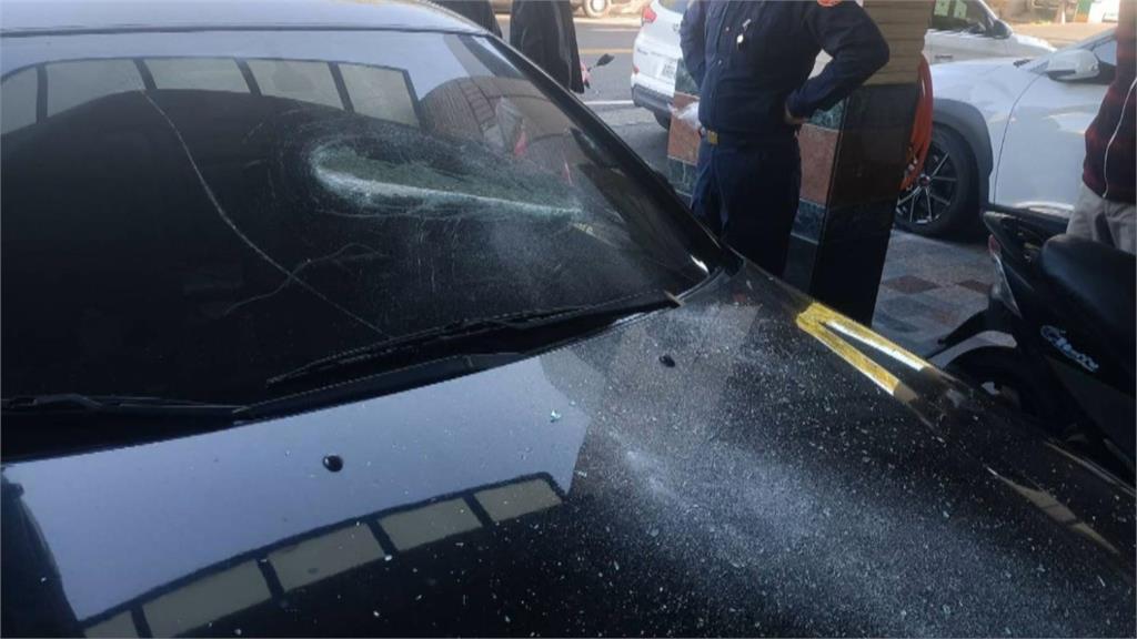 行車糾紛!男子搭小黃戴帽子、口罩砸車