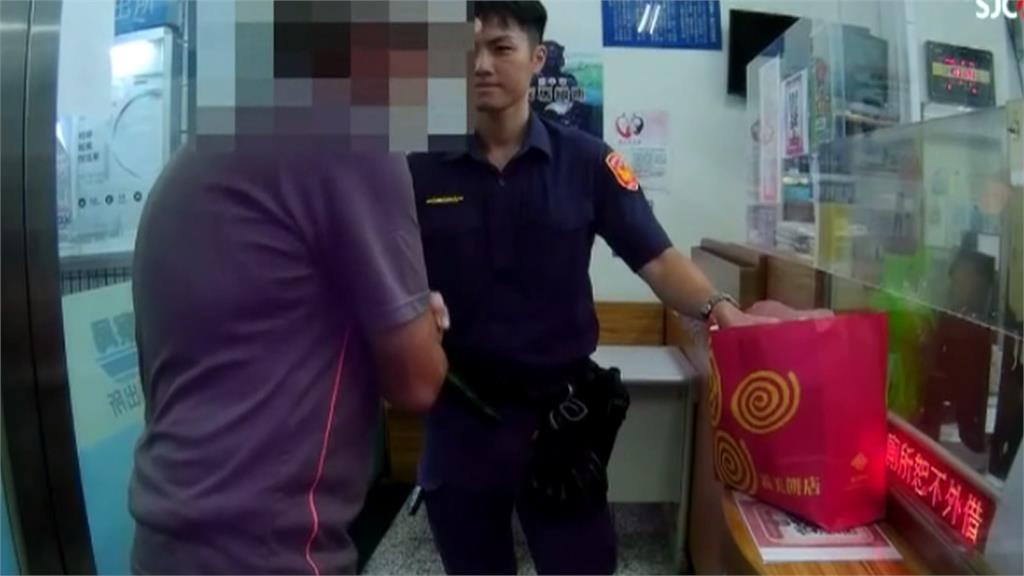派出所秒變舞台！印度籍男突深情開唱　喊「我愛台灣、我愛警察」