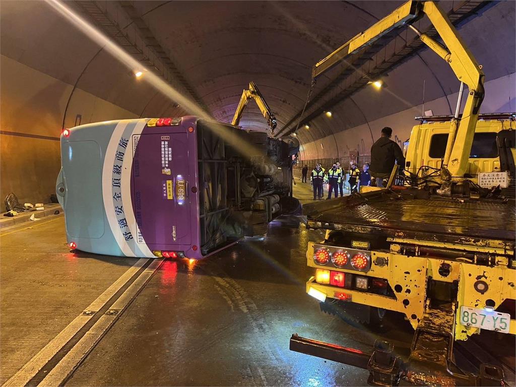 快新聞／北市文山隧道驚傳校車翻覆　車上26名學生多人傷