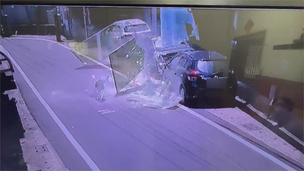 屏東強風狂襲! 吹落保齡球館窗戶砸毀三車