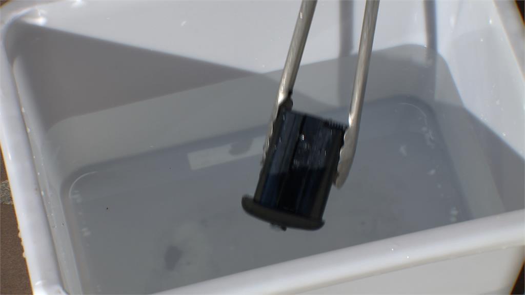 油壓剪電池充電突自燃 值班室黑煙瀰漫!消防隊員淡定滅火