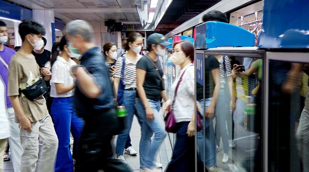 門神剋星?捷運車廂「多出這區域」引熱議 網笑虧:以為在搭公車