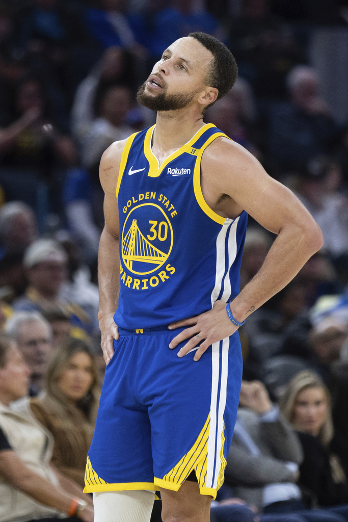 NBA(影)/送小球迷球鞋竟被大人攔截 Curry當場發火斥責看台球迷