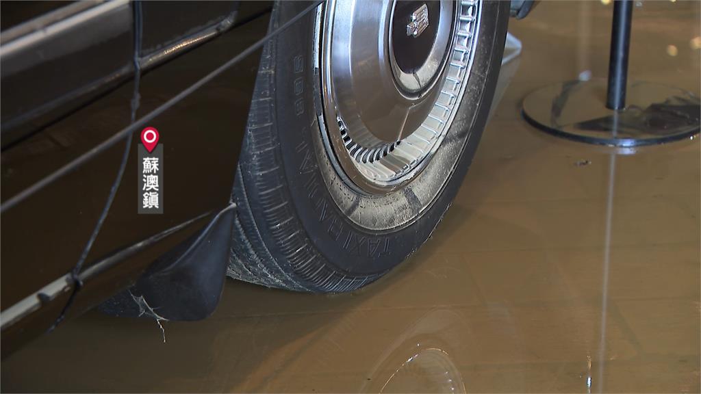 損失難估計!「鳳凰」水炸蘇澳 全球唯一計程車博物館水淹輪胎高