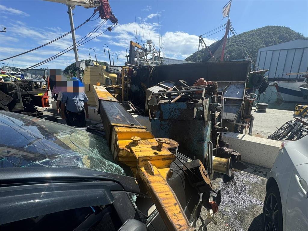 快新聞/嚇人!南方澳吊車作業不慎「側翻」 路邊小客車衰遭波及壓毀