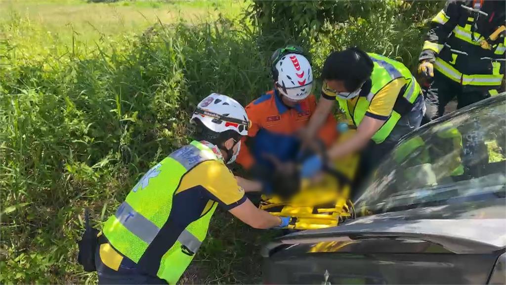 台東爸爸載2幼女不慎自撞燈桿 3歲童「險拋飛」遭車窗夾住