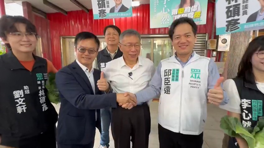 邱臣遠竹北掛看板「不鬆口參選」 同黨林碩彥酸；要選就大方說