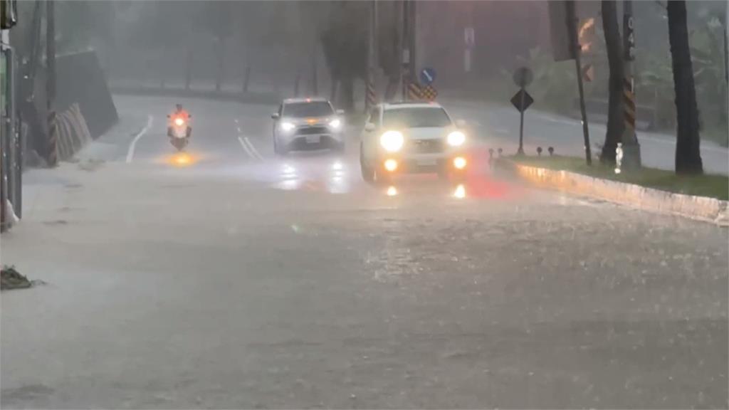 暴雨狂炸南投竹山！　居民急裝鐵皮擋水「家門前成小河」