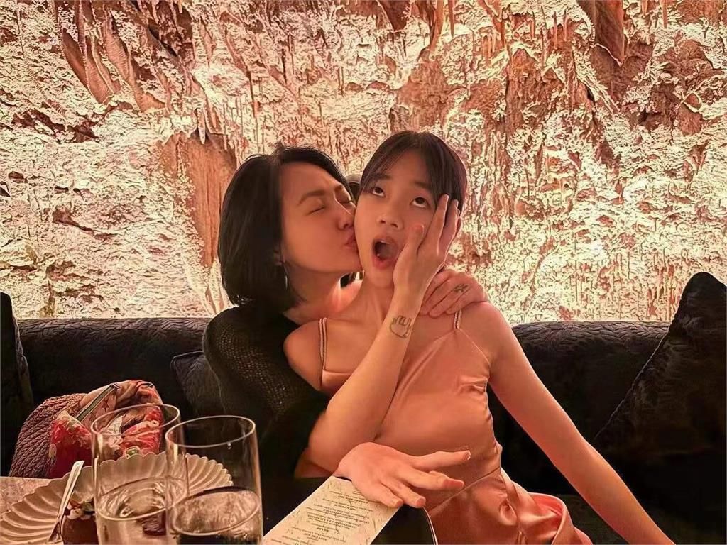 許老三無預警清空IG！獨留「轉大人升級照」美貌翻模二姐眾網看呆