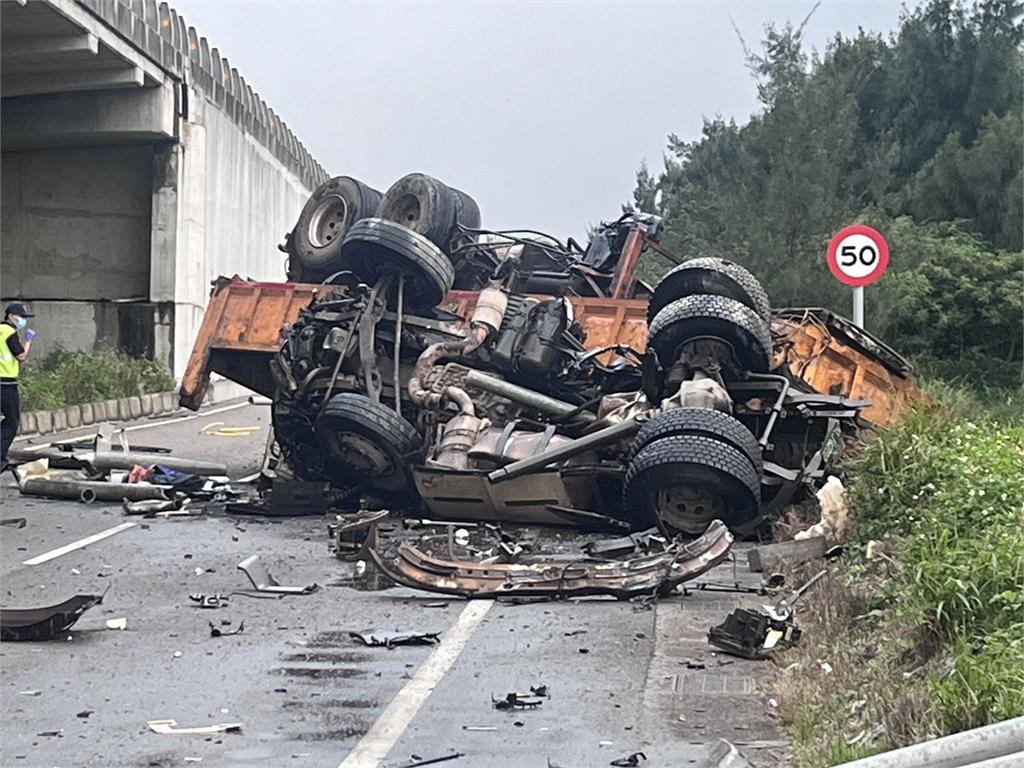 快新聞／嚇！台61新豐段「聯結車撞警車」翻落高架橋　駕駛送醫不治