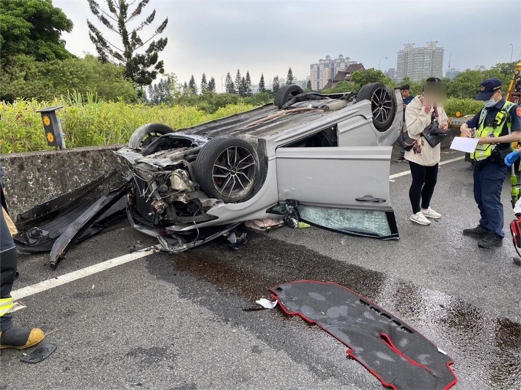 快新聞／疑車速過快　國3匝道轎車「烏龜翻」畫面曝光