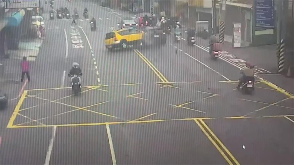 台南安南小黃追撞8車側翻 1駕駛受傷送醫