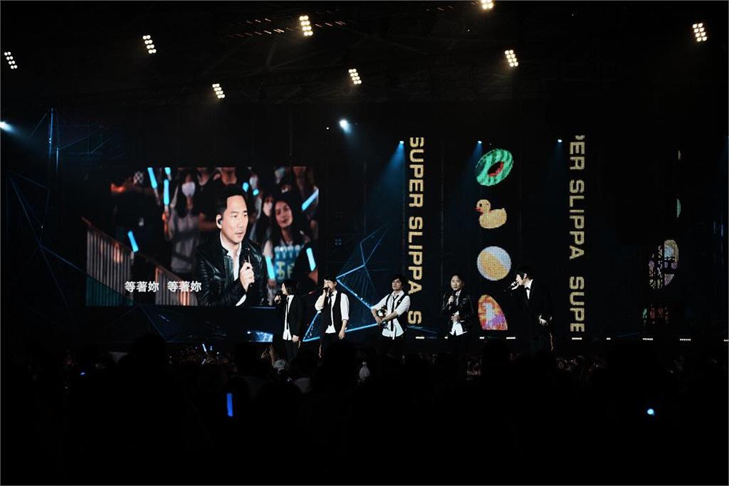 五月天在台上狂講「垃圾話」1小時 「女神表弟」開嗆:騙錢團體!