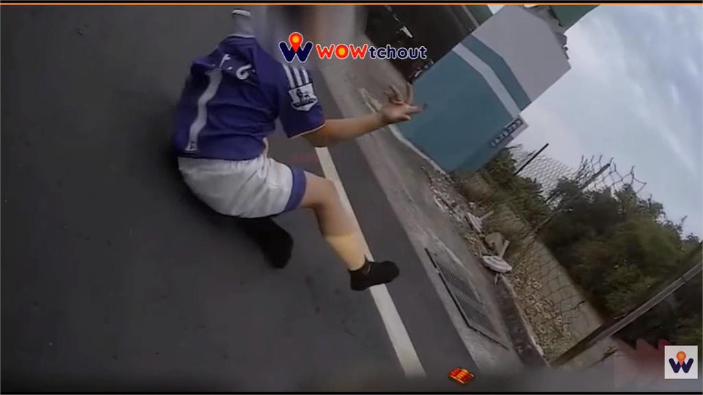 離譜連環撞！女騎士先後撞翻兩機車　後座兒子倒地後逃離再被撞