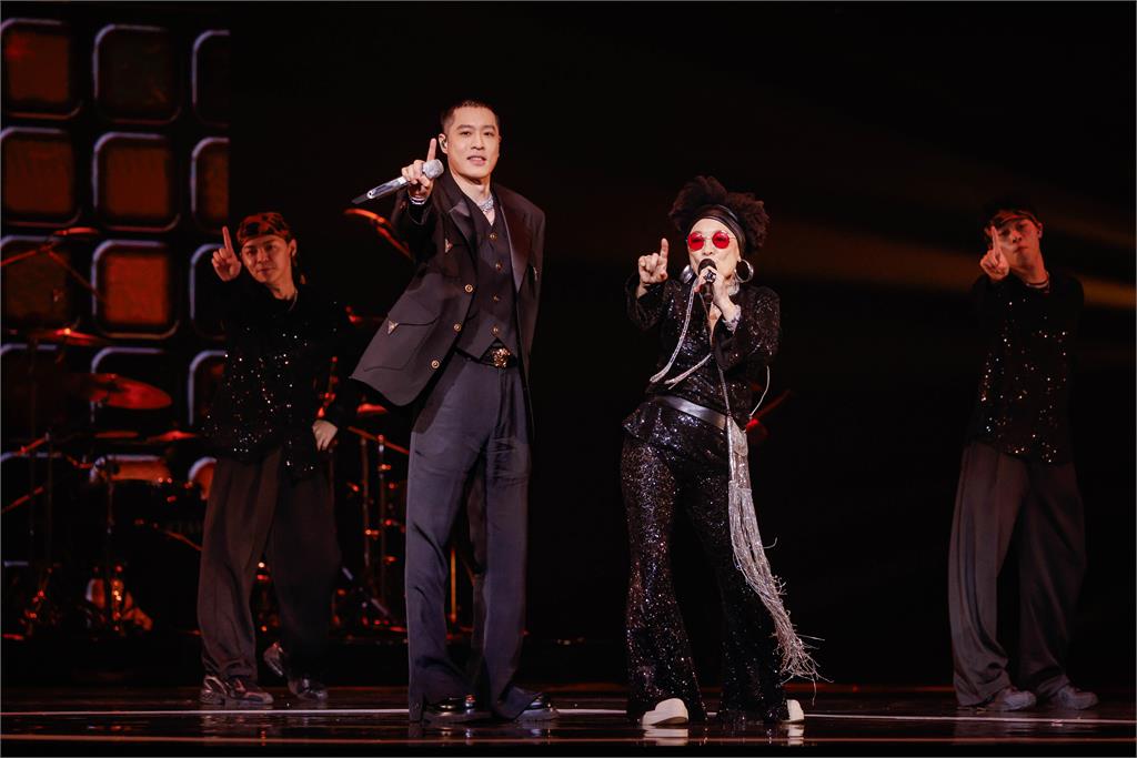 金曲37／比莉、周湯豪母子同台開唱！74歲唱跳真實狀態　網一面倒：真的超強