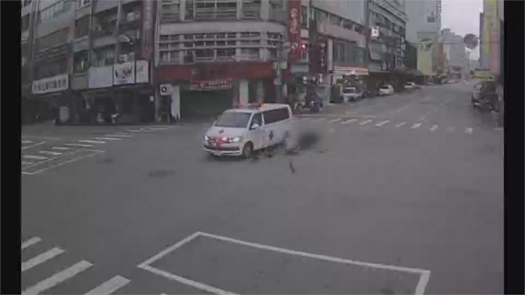 台中執勤救護車、機車碰撞！　女騎士噴飛多處傷送醫