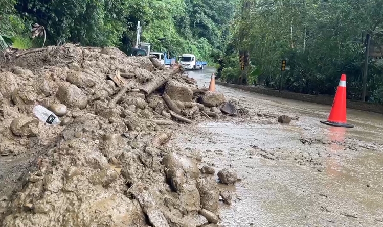 雲林古坑山區道路多處崩塌 巨石擋道出動機具搶通
