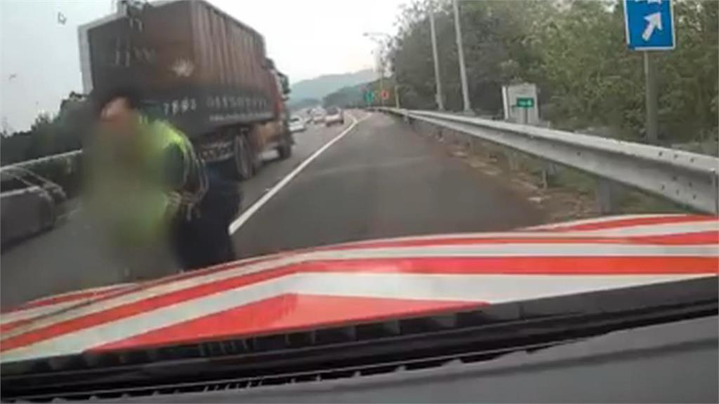 驚人！9歲男童逆向走上國道　國道警察緊急救援