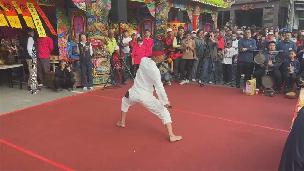 高雄宮廟乩童赤腳爬6層樓高釘梯 吸民眾圍觀