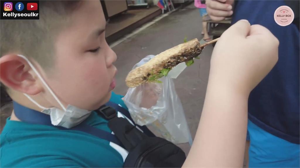 南韓兒子初嚐臭豆腐狂讚　狂嗑模樣引網笑：標準台灣胃