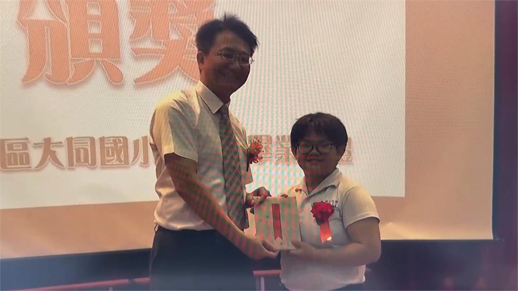 制伏公車暴走婦人! 小學生無懼衝前線 替挨打女大生解圍