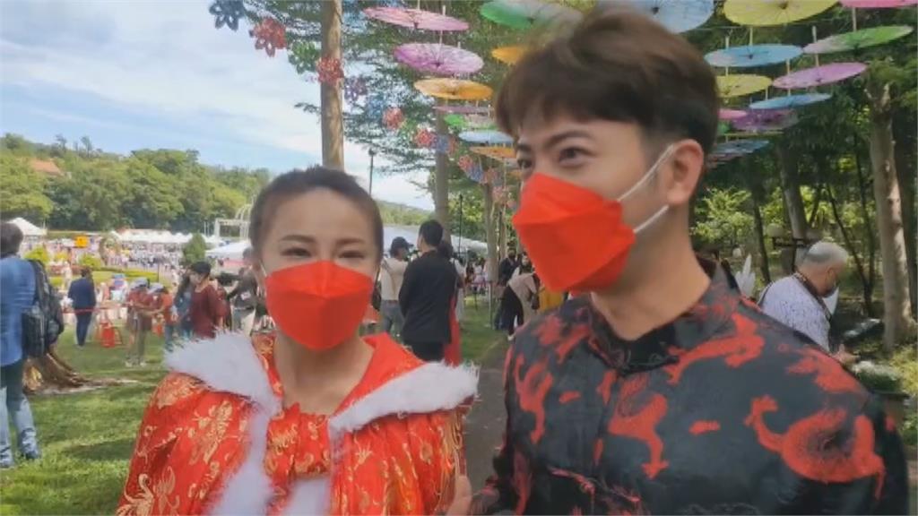 疫情強碰桐花婚禮 新人走紅毯口罩戴好戴滿