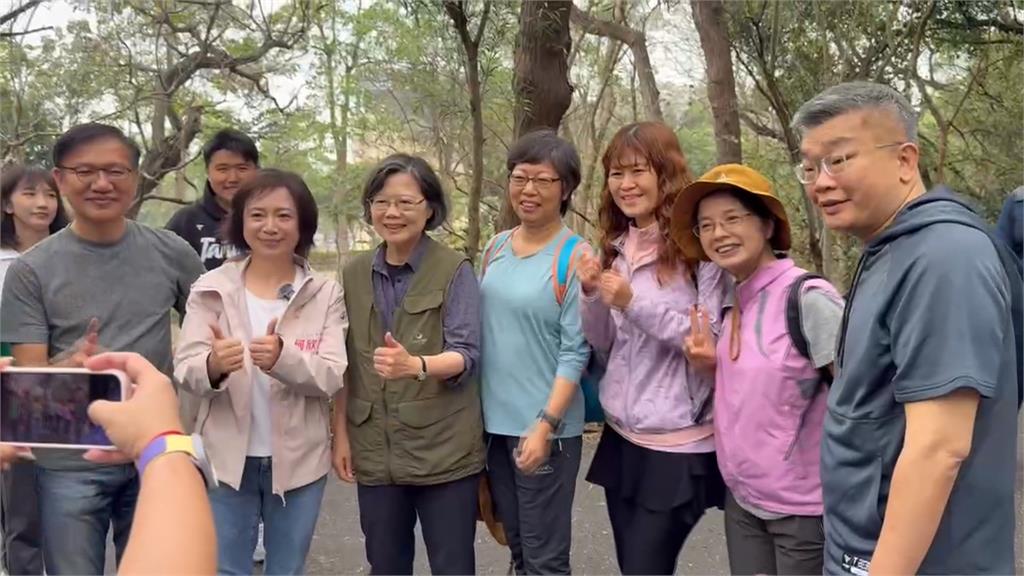 "小英總統"成登山網紅！　何欣純驚"小英爬山不喘　頭髮不會亂"