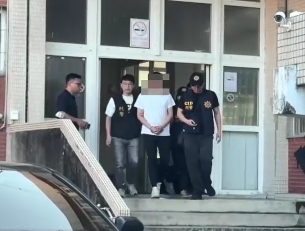 快新聞／朝天宮董座兒爆私刑逼下跪！警方逮11嫌　移送畫面曝光