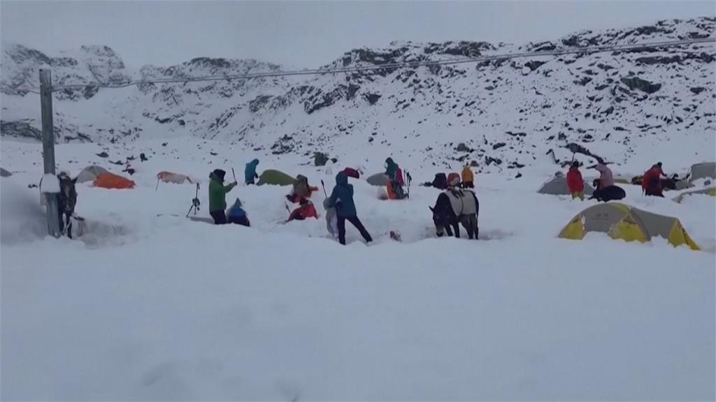 聖母峰暴風雪仍有200遊客受困 出動「犛牛」救援