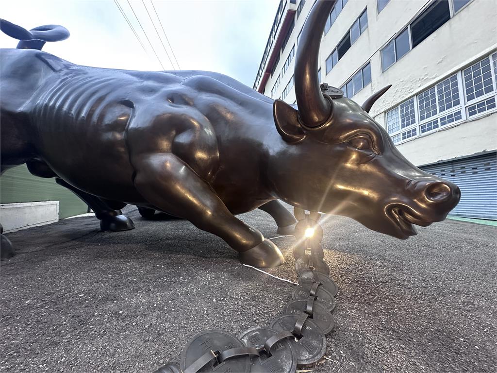 竹北「變裝牛」離家4年回歸！　披上玫瑰金戰袍再掀話題