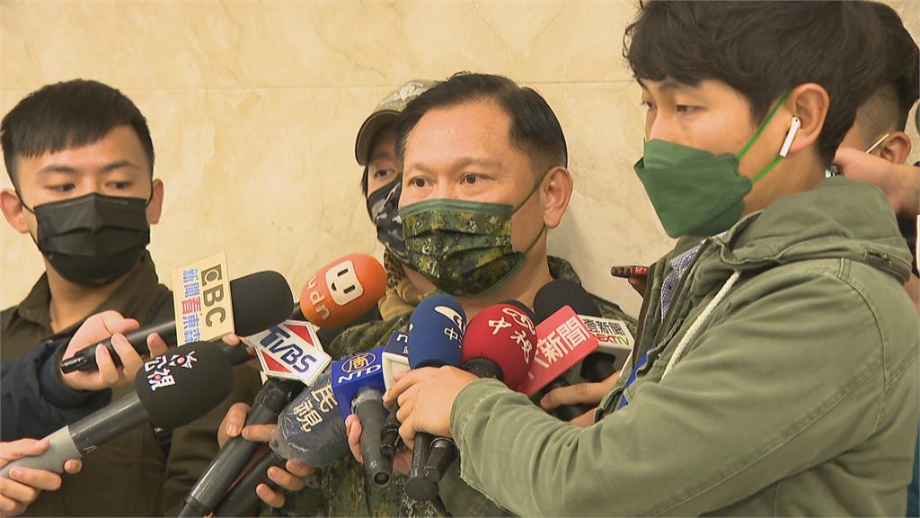 裝甲車凌晨編隊戰備偵巡 竟不慎撞上分隔島