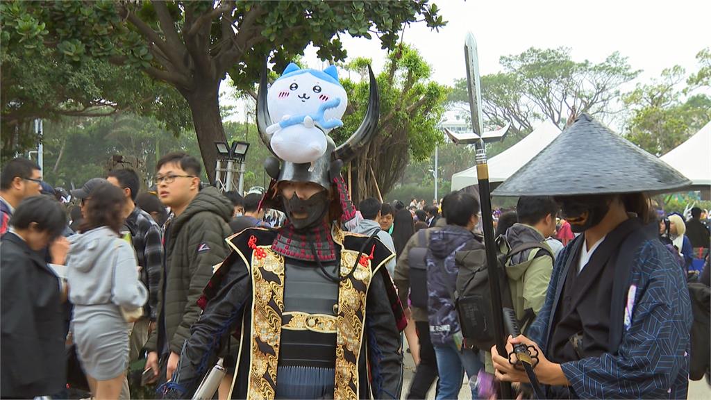 駁二動漫祭登場！五條悟看板遭腰斬　網友笑稱符合劇情