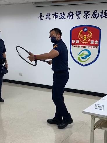 快新聞／中捷爆隨機砍人！遇到危險怎麼辦？　捷警隊教你如何用隨身物品保護自己