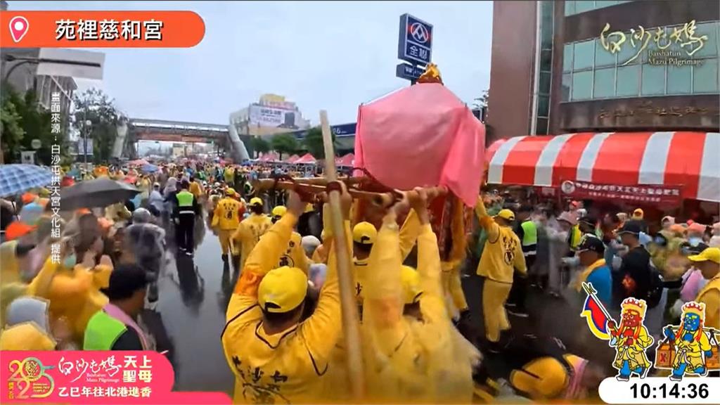「粉紅超跑」返抵苗栗! 信眾雨天迎媽祖熱情不減