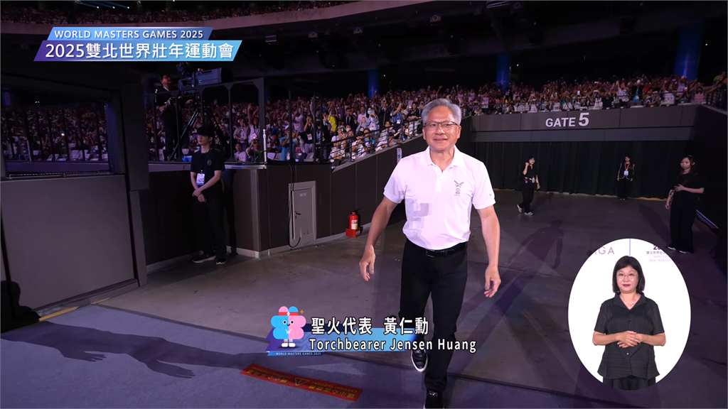 世壯運/黃仁勳合體4大咖點燃聖火!招牌裝消失「秒換這套」全場尖叫