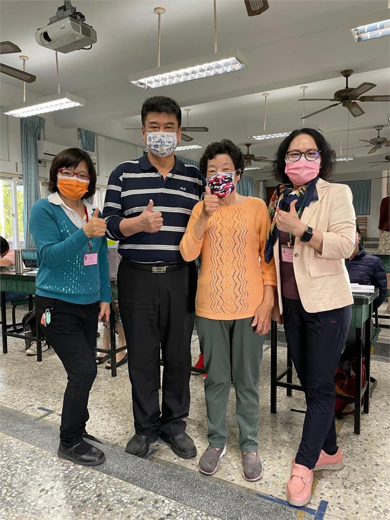 學習不嫌晚!70歲嘉義阿嬤「想當廚工」沒學歷碰壁…苦讀終獲國小學力
