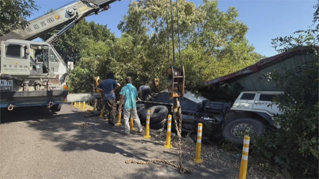 彰化大貨車疑煞車失靈連撞3車 壓頂!車斗上轎車噴飛壓休旅車