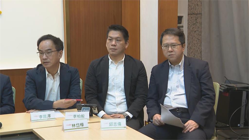 快新聞/BLACKPINK本週開唱!高雄8綠委提財劃法修正案 邱議瑩全身粉紅現身