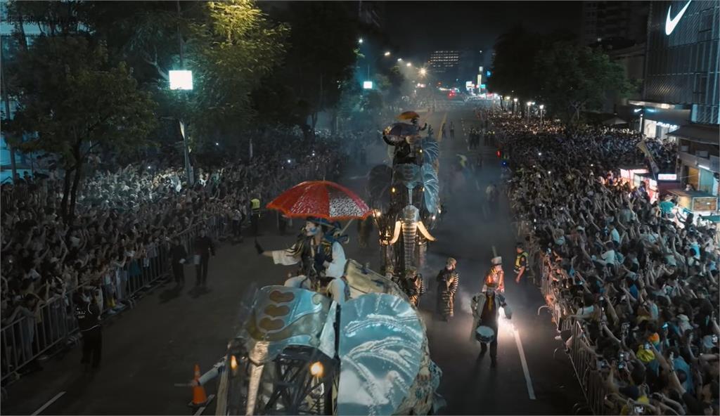 士林爆人潮！萬人搶看《大象來了》綿延逾2街區　民眾怨「動線癱瘓」傳意外