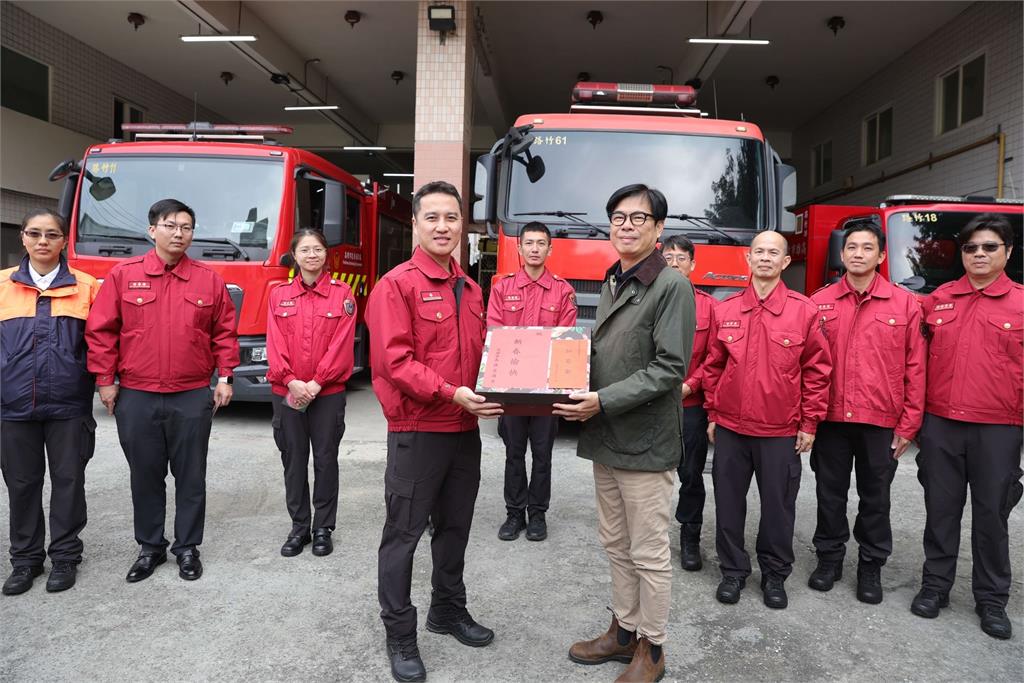 快新聞/初三慰問路竹消防分隊 陳其邁:感謝消防員春節仍堅守崗位、守護平安