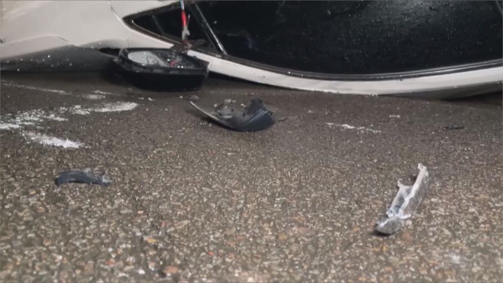 男酒駕外出買宵夜釀禍　不慎撞轎車「四輪翻覆」卡水溝