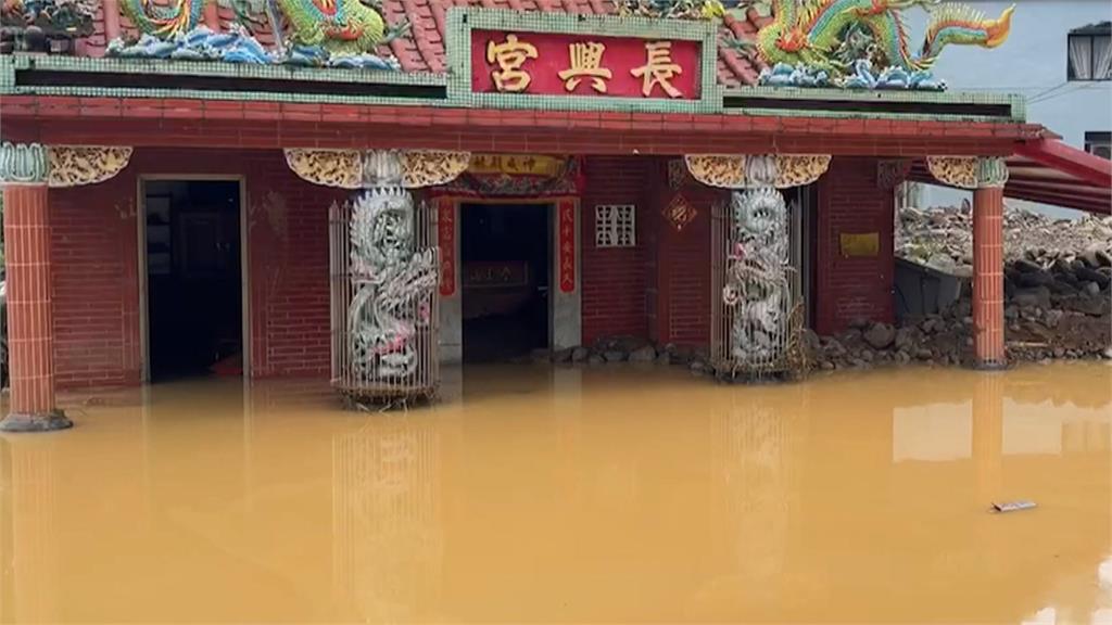 金山「長興宮」土石還未清理完　又遇大雨再度淹水